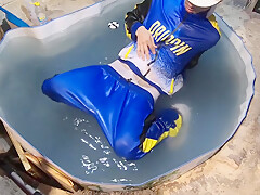 Sneaker skater sagger wet gear